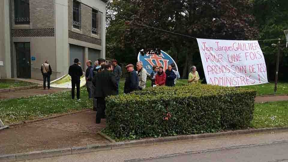Vittel : manifestation du collectif Info Tour 88 devant la permanence du député J-J. Gaultier </BR>
