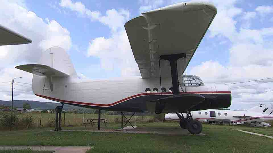 Deux Antonovs AN2 sur le tarmac à Moyenpal </BR>
