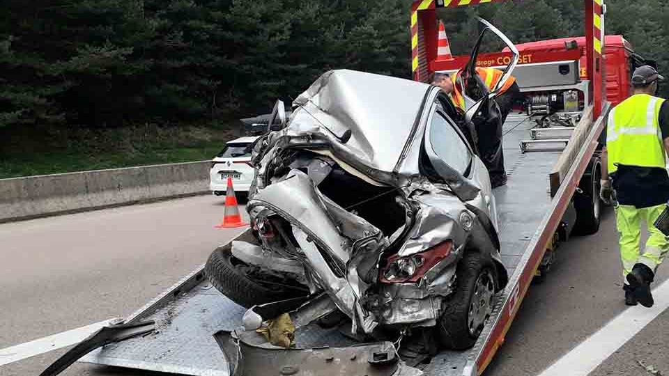 Accident entre un poids lourd et une voiture, une jeune fille éjectée du véhicule 