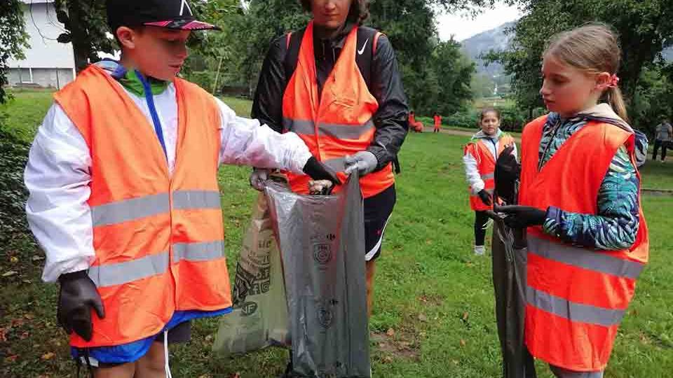 Plusieurs dizaines de personnes ramassent des déchets à Remiremont