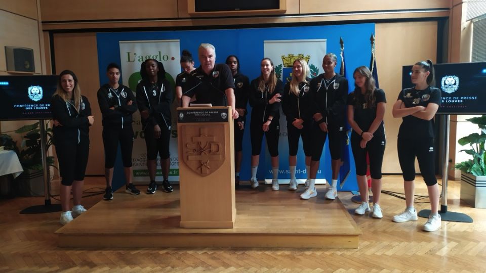 Présentation de l'équipe des Louves pour la nouvelle saison de Volley