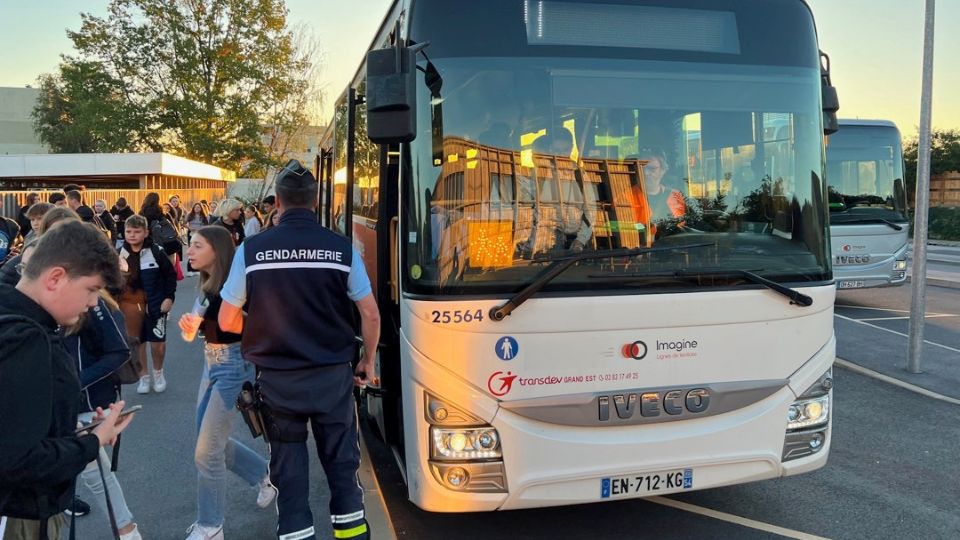 À Thaon-les-Vosges, les gendarmes contrôlent les transports en commun et scolaires