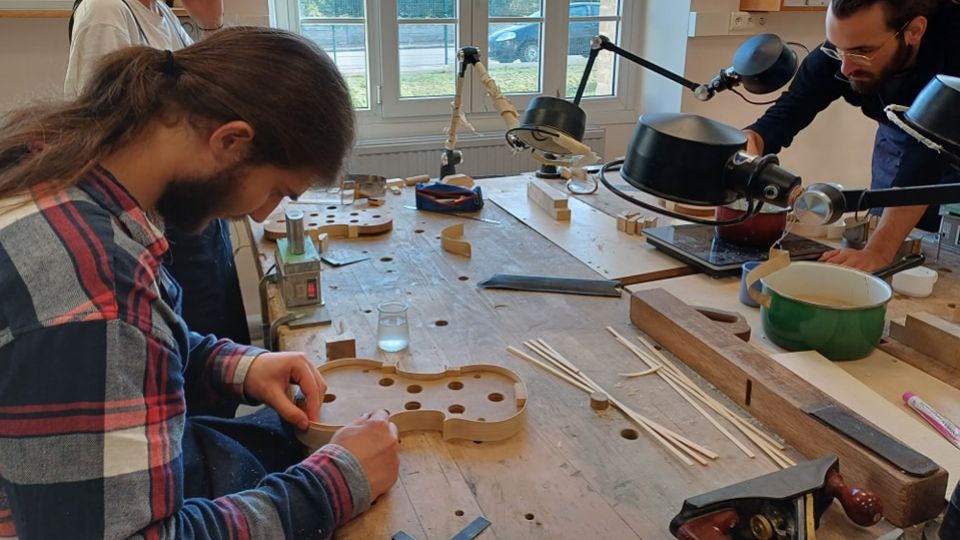 Mirecourt :  l'École Nationale de Lutherie accueille deux députés