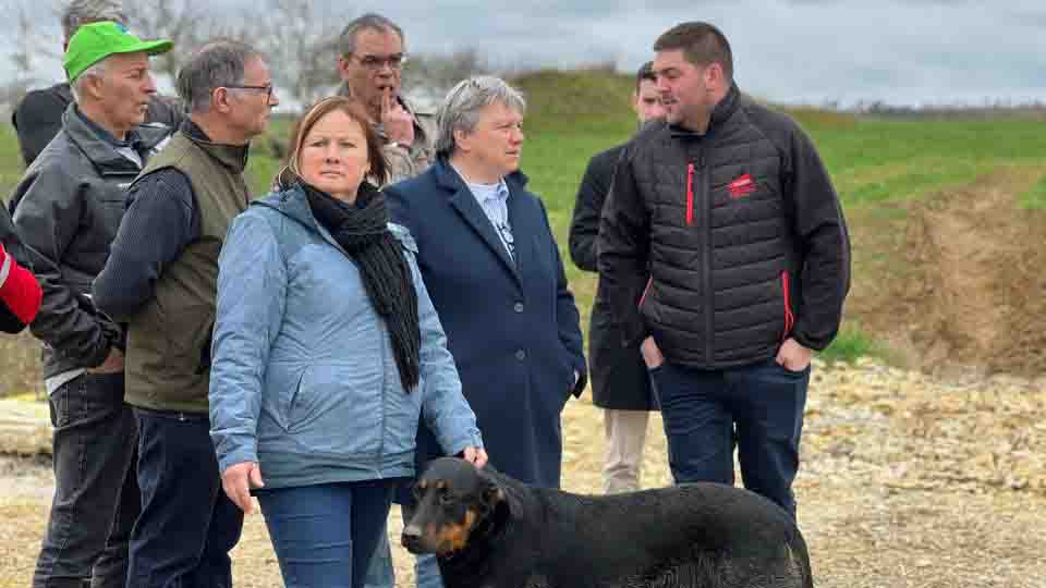 La préfète en visite dans une exploitation pour tenter d'éviter un retour de flammes