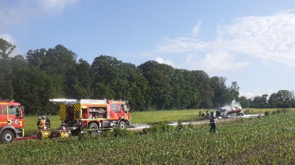 Châtel-sur-Moselle : un camion-citerne s'embrase, la RD6 coupée.