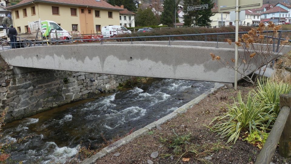 La Bresse : travaux d’urgence sur la passerelle de la piscine terminés avec succès