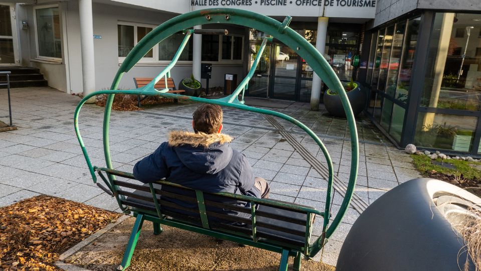 Un siège du télésiège de La Lande installé devant l’Office de Tourisme de La Bresse