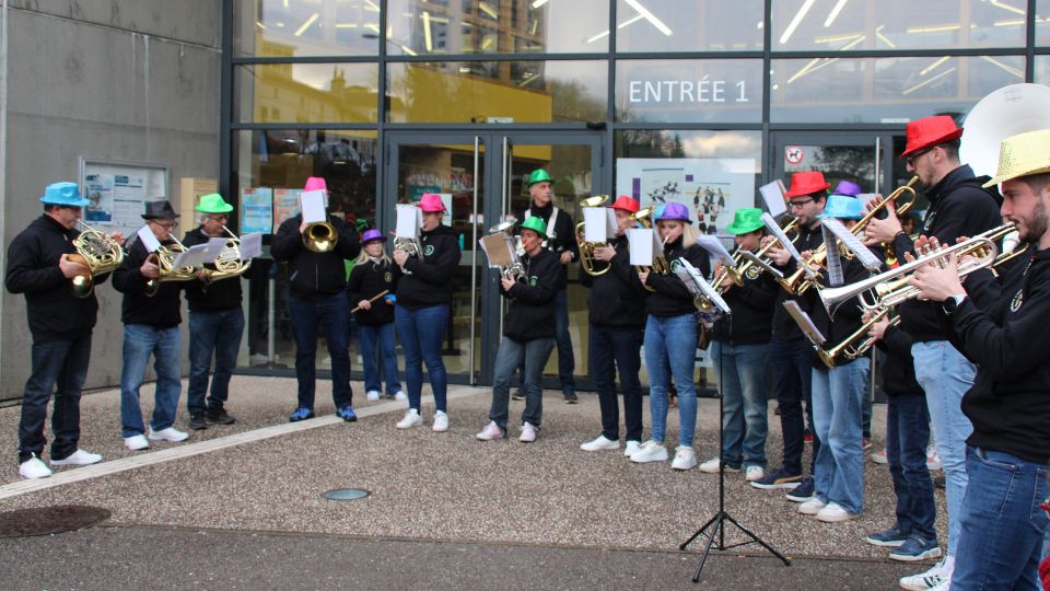 La fanfare de Hadol enflamme la patinoire de Poissompré pour le match Épinal-Chambéry