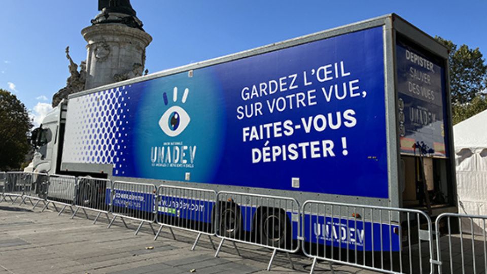 Le bus de l'Unadev s'installe à Saint-Dié-des-Vosges : information et dépistage des maladies de la vue.