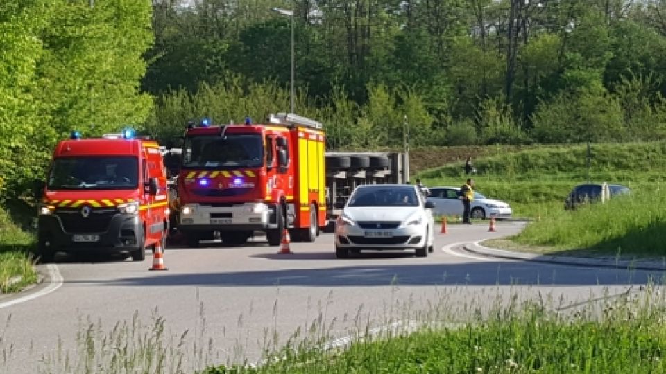 Accident à Golbey : un poids lourd renversé au rond-point près de l’entreprise Contino