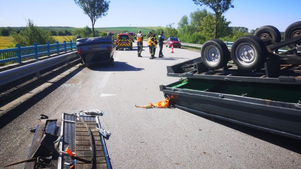 Accident sur la D166 à Mattaincourt : un utilitaire se renverse, aucun blessé